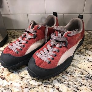 Size 6 Teva Hiking Shoes